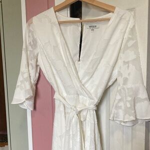 White, v-neck belted kensie dress with floral embellishment-GREAT condition!